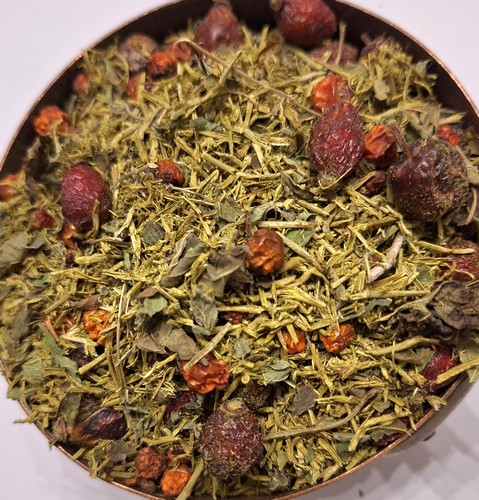 Fermentuotų pušų spyglių, melisos, šermukšnių, erškėtuogių arbata 70 gr